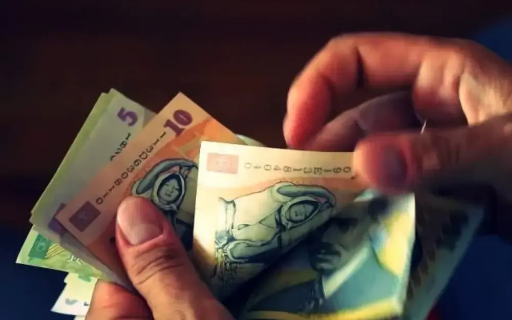 Salariul mediu net scade în aprilie, dar unele domenii au creșteri de peste 40%