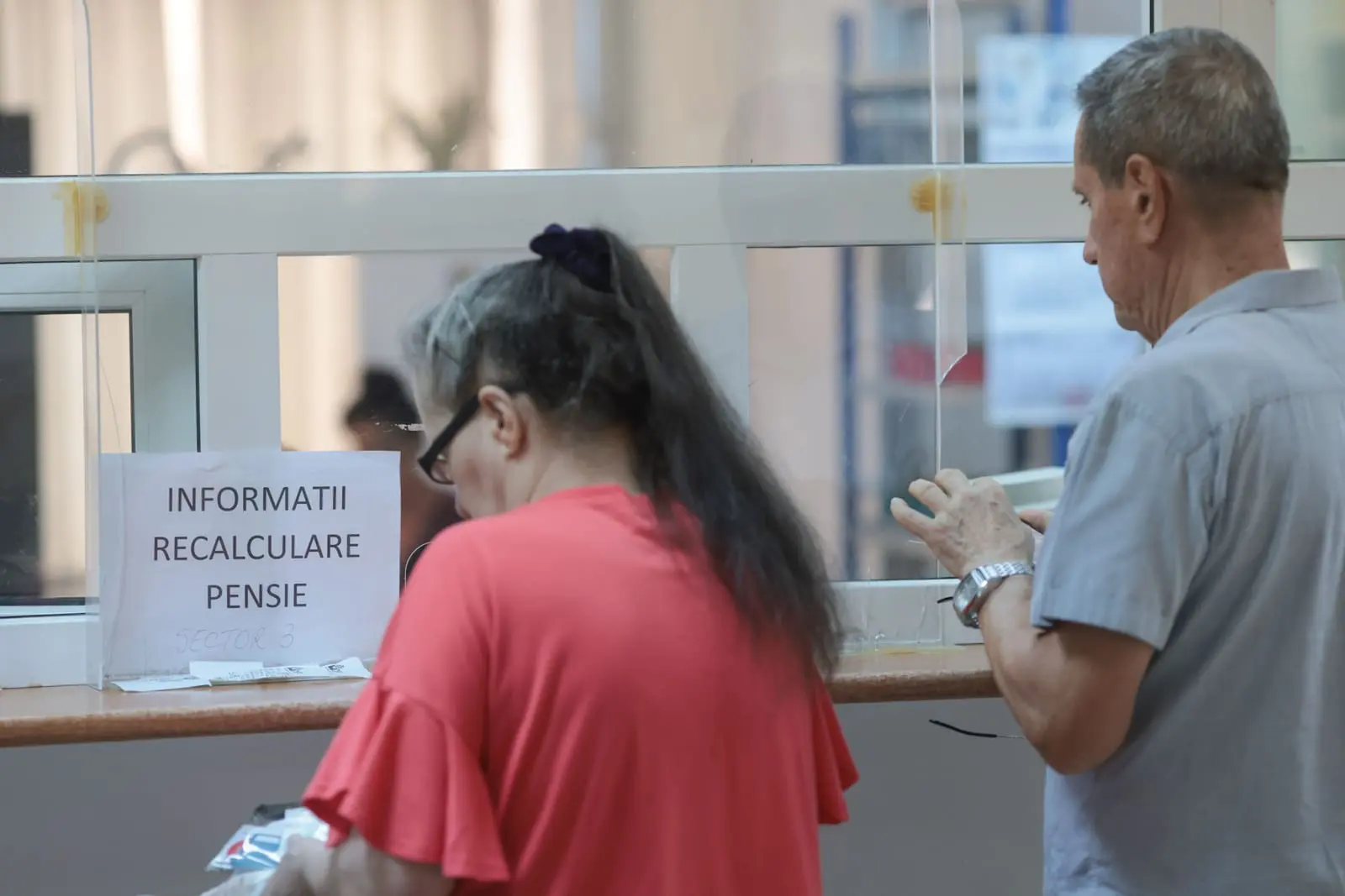 Cumularea pensiei cu salariul în sectorul public: limita de 4.325 de lei intră în vigoare în iulie 2026