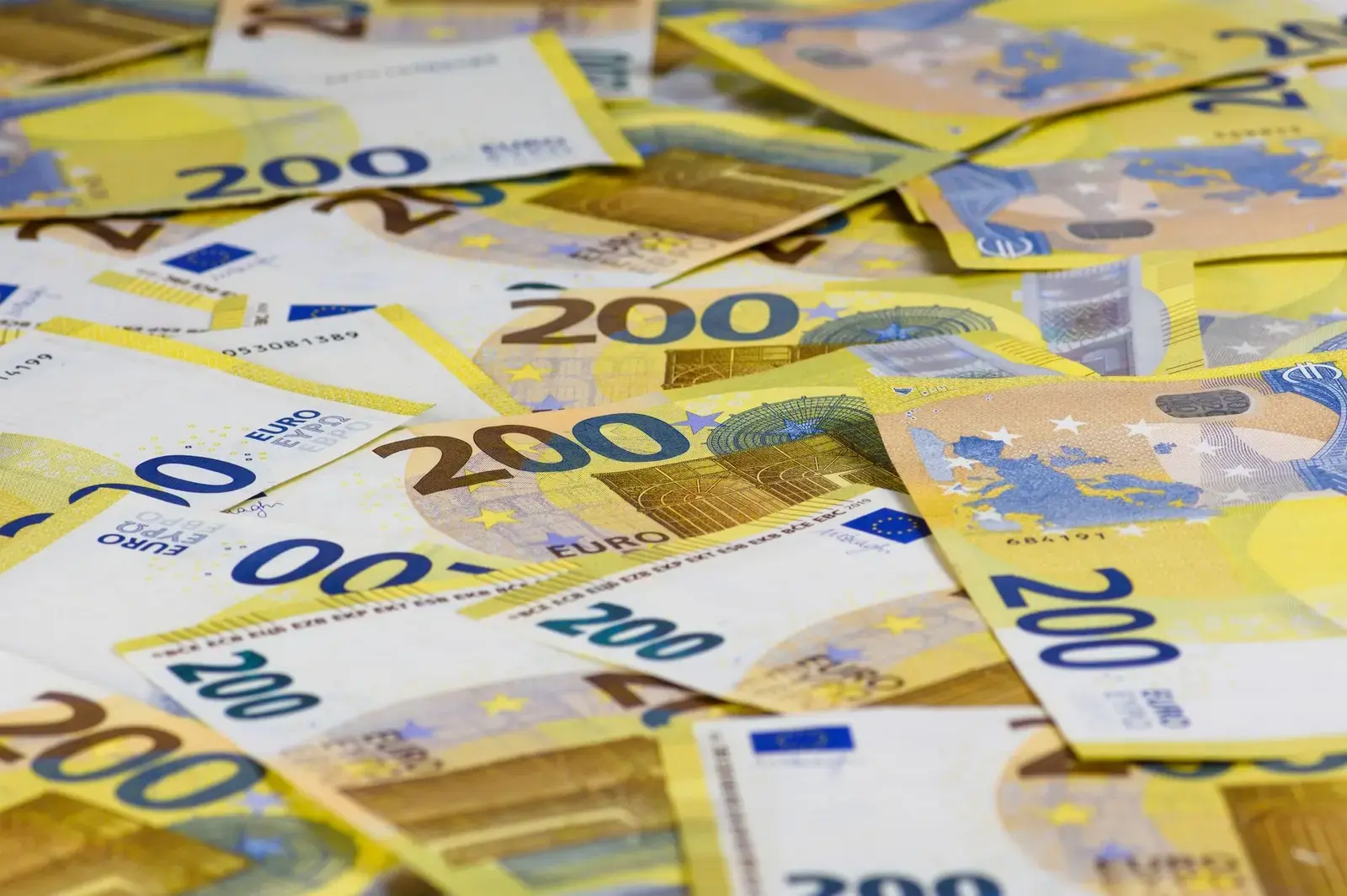 Euroul trece peste 5,25 lei: cum afectează rata BNR bugetele românilor