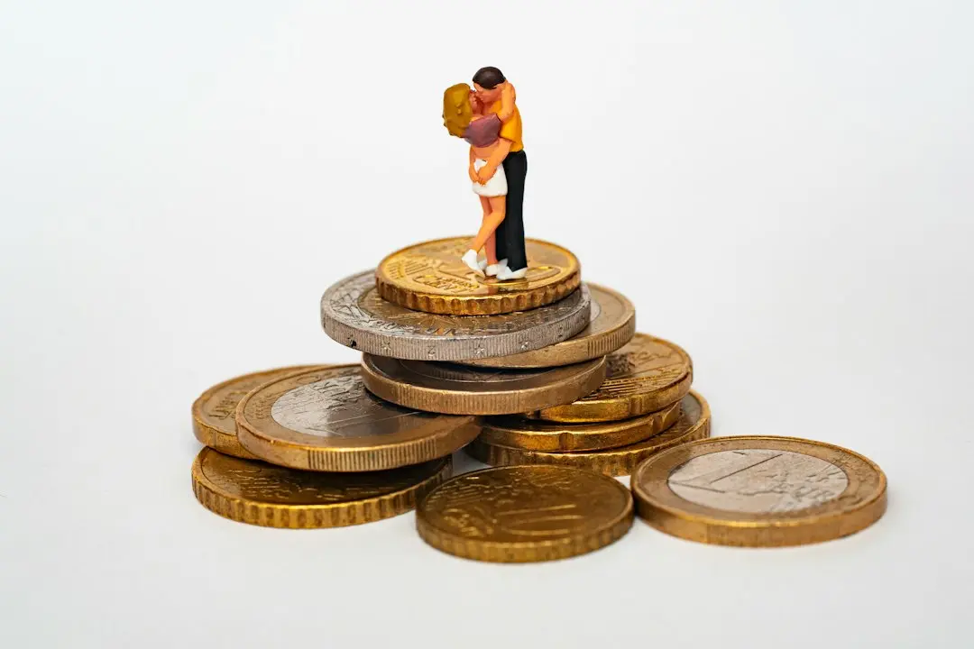 Economiile românilor, topite de inflație: 71% dintre ei preferă să țină banii la saltea